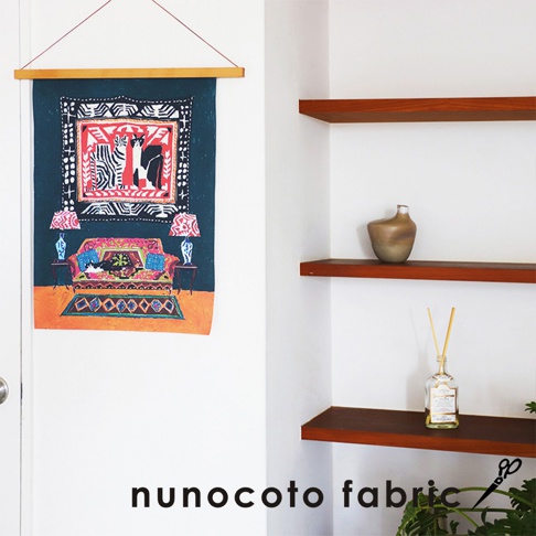 無框帆布藝術海報，深藍色背景，描繪一幅室內景觀：有斑馬和黑白貓咪的畫框，下方是粉色沙發，兩側有藍色檯燈，地面鋪有橘色與藍色圖案的地毯。