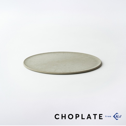 這是一張以純白背景為基底的產品照，展示了由 KAWABE 推出的 CHOPLATE 兩用砧板盤。這款直徑 22 公分的圓形盤具呈現淺灰色調，表面具有細緻的仿石材紋理，整體設計極簡且輕薄。畫面右下角印有黑色的 CHOPLATE 字樣以及 KSJ 的品牌標誌。