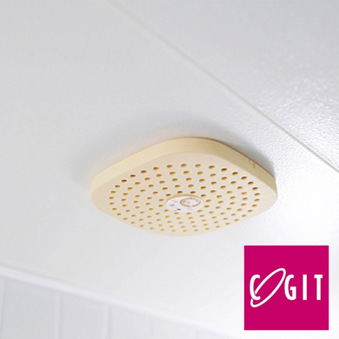 淺黃色可掛式除濕盒，盒蓋上有許多小孔，用於浴室除臭除濕。