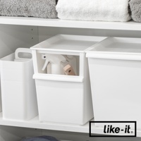 白色塑膠製可堆疊窄型整理收納盒，正面有一個較小的開放式收納空間，內有噴霧瓶和木柄清潔刷。