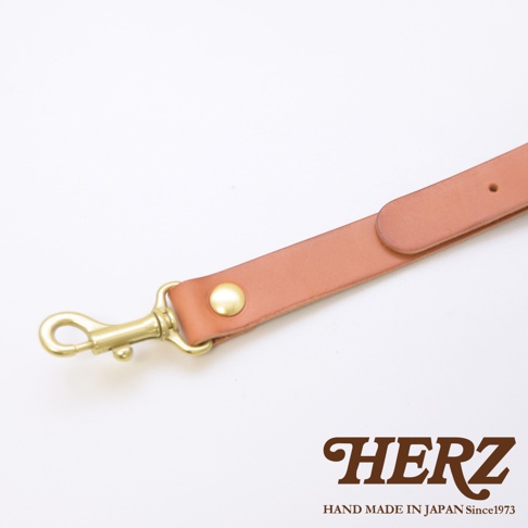 職人手作皮革加厚減壓肩背帶 KO-20-H，展示為淺棕色皮革，搭配黃銅色金屬掛鉤與铆釘，展現簡約風格。