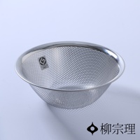 一個圓形的不鏽鋼瀝水盆，盆壁和底部佈滿細密圓孔，邊緣有光滑的捲邊。盆內有一圓形標誌，上面有日文字樣。