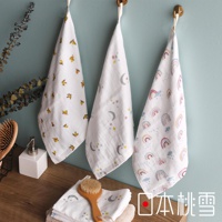 日本桃雪製造的純棉紗布方巾，印有水果、月亮與彩虹圖案，掛在牆上的掛鉤上，下方擺放著疊起的毛巾和一把木質毛刷。