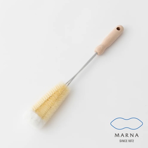 L型水瓶壺清潔刷，木製手柄，帶有掛孔，刷毛為米白色，末端有白色絨毛，金屬絲連接刷頭與手柄。