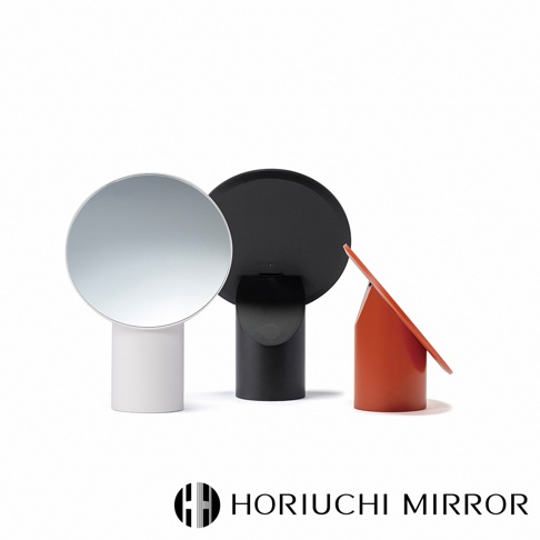 三款 NAPURE 桌上型可調節化妝圓鏡，分別為白色、黑色及橘紅色。鏡面為圓形，支架為圓柱形，可調整角度。