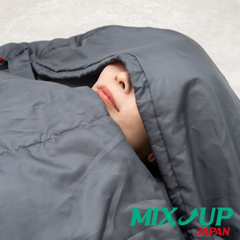 MIX UP JAPAN 標誌置於畫面右下角，一名兒童被灰色睡袋包裹，僅露出臉部。