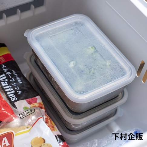 冷藏庫中堆疊放置三個不鏽鋼長方形保存盒，皆裝有半透明塑膠蓋，頂部保存盒內容物隱約可見，旁邊擺放著比利時鬆餅包裝，右下角標註品牌下村企販。