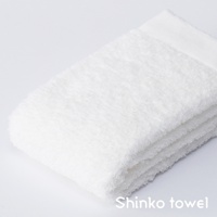 MAISON BLANC 輕奢柔膚匹馬棉毛巾，純白色，材質柔軟，質感蓬鬆，毛圈細膩。毛巾疊放整齊，展現其厚實的觸感。