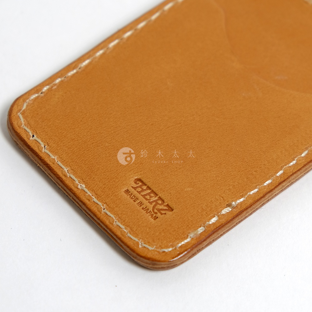 皮革名片夾，表面壓印有HERZ字樣和MADE IN JAPAN標誌