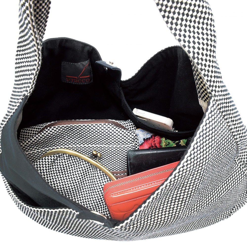 三河木綿刺子織半月包，黑白格紋，內部空間可見手機、錢包、零錢包及其他小物。