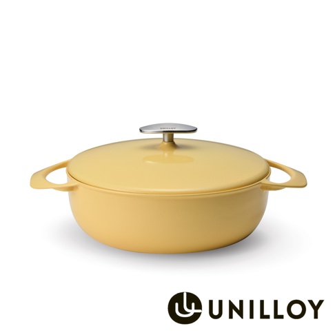 圓形黃色琺瑯鑄鐵鍋，鍋蓋中央有銀色金屬提把，兩側有對稱的鍋耳。