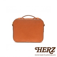 HERZ 職人手作皮革兩用迷你小方包，棕色硬皮革材質，日本製造，品牌標誌印製於畫面右下角