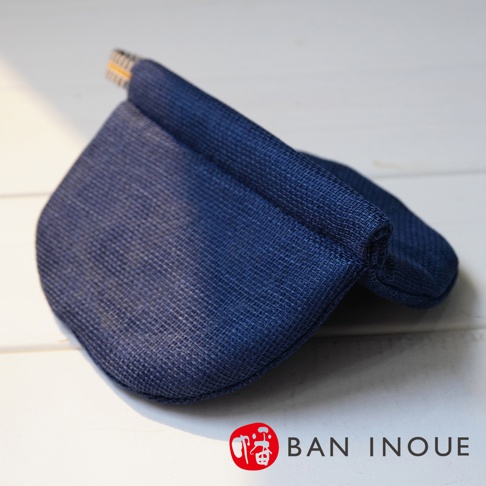 深藍色蚊帳質地防燙鍋套，材質為網狀織物，設計簡約，適合居家廚房使用。