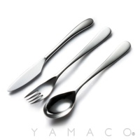 若水系列霧面不鏽鋼晚餐叉匙刀三件組，包含一把刀、一把叉和一把湯匙，皆為霧面不鏽鋼材質，設計簡約優雅。