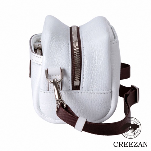 JETTER 迷你側背包 CJTH-040，採用白色荔枝紋皮革製成，綴有銀色金屬拉鍊和掛鉤，搭配深棕色織帶。