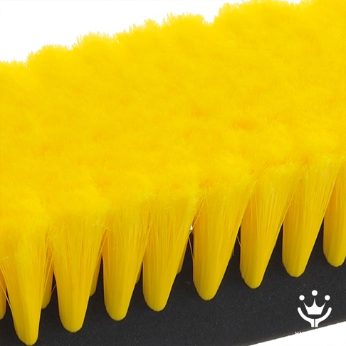 B&Y防刮軟柄洗車刷的特寫，展示了密集的黃色細長刷毛，刷毛整齊排列，呈現扇形。