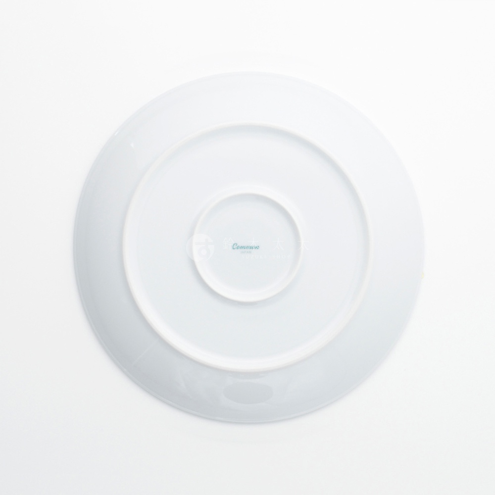 波佐見燒 Common 陶瓷料理盤-24cm，白色，圓形，底部有品牌標誌。