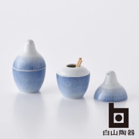 三個以藍色條紋裝飾的陶瓷鳥形容器，其中一個裝有牙籤，置於白色背景上。