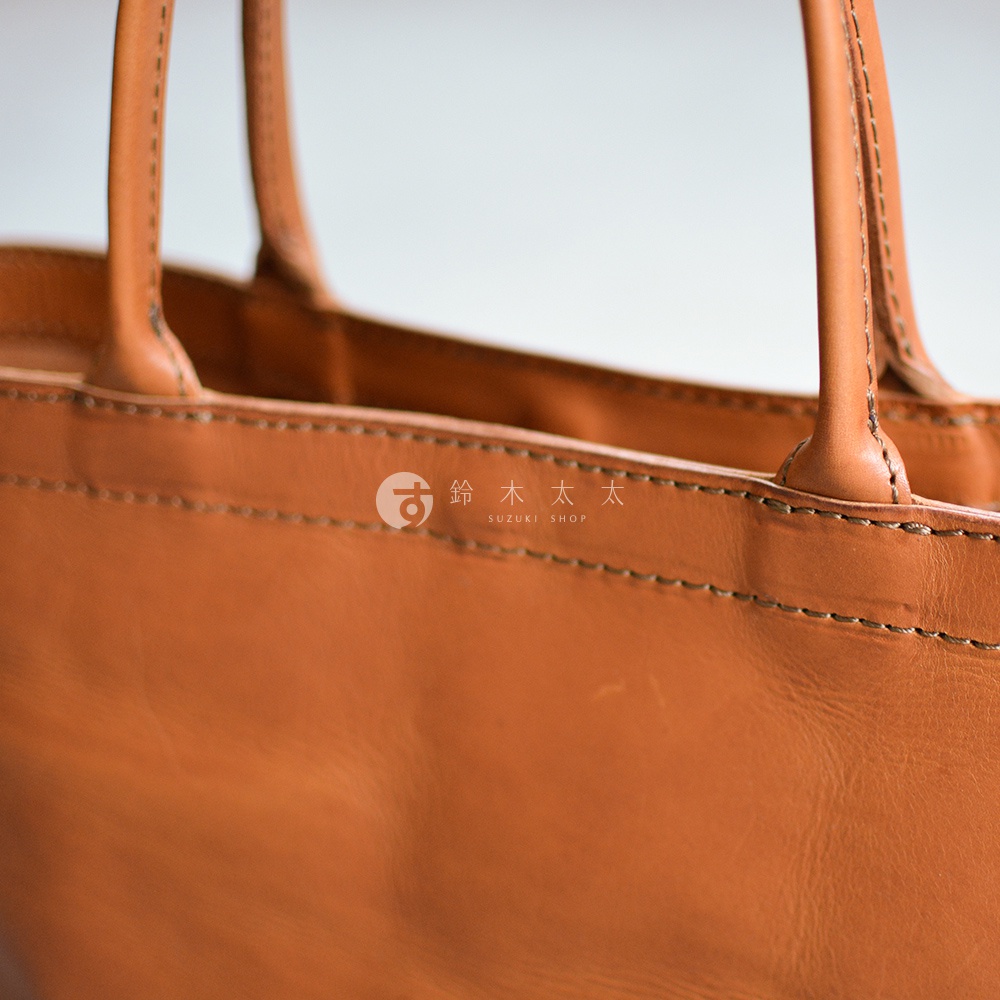 職人手作皮革Organ肩背托特包，細緻的縫線與溫潤的皮革質感，展現職人對細節的堅持。
