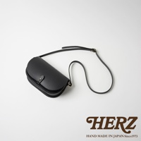 黑色皮革迷你馬鞍包，附有可調節肩帶和金屬扣。