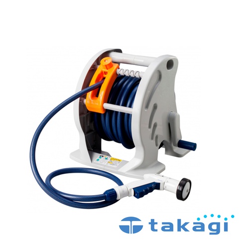 淺灰色捲盤上纏繞著深藍色水管，配有橘色提把及側邊手搖曲柄，前端連接白色藍色握把的灑水槍。