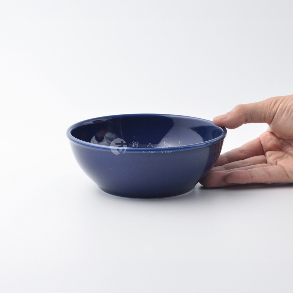 深藍色波佐見燒陶瓷料理深碗，直徑15公分，光滑表面，碗緣略向外翻，手持展示。
