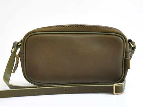 職人手作皮革隨身單肩小包 (CP-35)，採用橄欖綠皮革製成，造型簡潔，附有可調節的同色系皮革背帶，並配有黃銅色拉鍊和扣環。