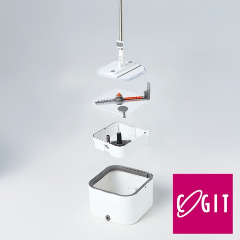 這張產品展示圖以白色背景呈現 Cogit 360 度旋轉污水分離清潔拖把的拆解構造，從上至下依序為拖把桿及拖布、包含清潔刮條與刷毛的透明活動蓋板、內部過濾組件，以及最底部的白色方形清潔桶，右下角印有紅底白字的 Cogit 品牌標誌。