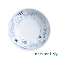 白色陶瓷小丼，內側繪有藍色線條的海底世界圖案，包含珊瑚、小丑魚、海星、河豚等多種海洋生物。