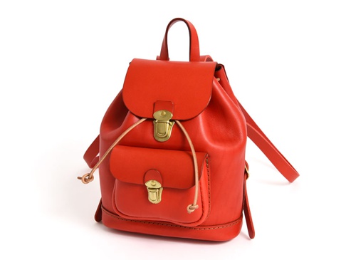 紅色皮革迷你後背包，配有抽繩開口、翻蓋和兩個前袋，均帶有金色搭扣。
