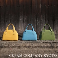 三款京都職人手作半月迷你手提包，分別為亮黃色、天藍色與草綠色。皮革材質，造型圓潤，配有雙提把，簡約優雅。