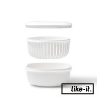 白色簡約雙層蒸氣循環保鮮盒，由底部容器、帶有細孔的內層濾網和頂部蓋子組成，整體為白色塑膠材質。