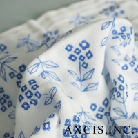 純棉花草紗布大拭巾，白色底布印有藍色小碎花與葉子圖案，質地輕薄柔軟。