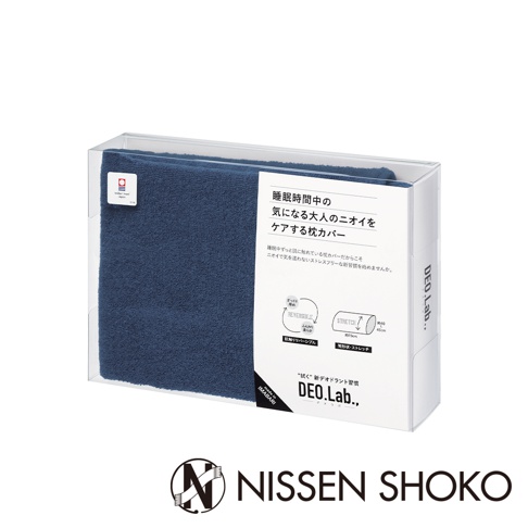 深藍色毛巾質感的DEO.Lab.淨味消臭今治毛巾枕套，裝在透明盒內，盒上有日文說明及產品標誌。