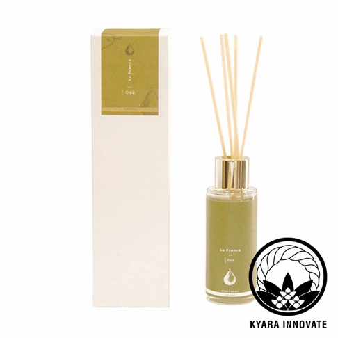 KYARA PERFUMERS 室內擴香竹 La France 042，搭配香氛瓶與擴香竹，並附有白色包裝盒