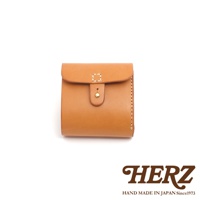 職人手作皮革原子釦型二折式短夾，淺棕色皮革，以手工縫線與金屬原子釦固定，設計簡約。