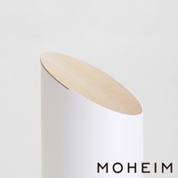 白色圓柱形垃圾桶，頂部有傾斜的淺木色木蓋，品牌名稱「MOHEIM」以黑色字母顯示於下方。