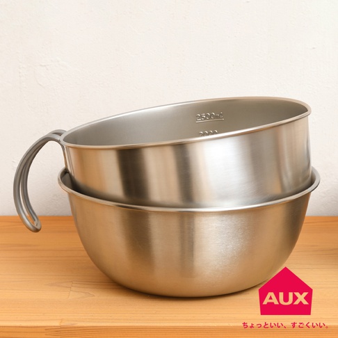 兩個疊放的銀色不鏽鋼攪拌鍋，上方的鍋子帶有灰色把手，內側有刻度標示 2000ml 和 2500ml。