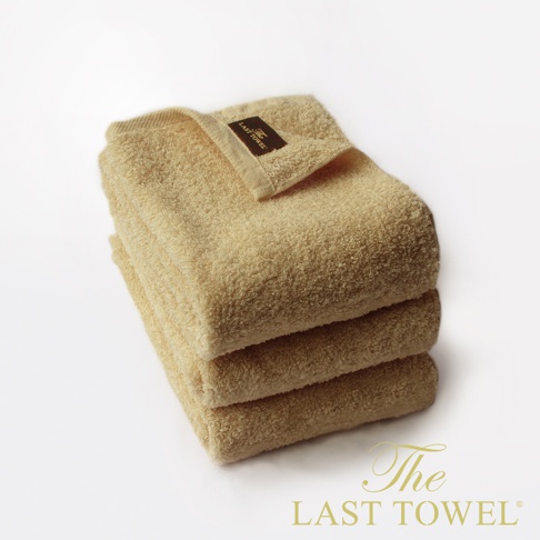 The LAST TOWEL 魔法瞬吸純棉柔毛巾三入組，呈現柔和的米黃色，材質為純棉，質地蓬鬆柔軟，頂部毛巾帶有品牌標籤。
