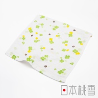 白色紗布方巾，印有綠色四葉草和黃色小花圖案，點綴著可愛的蜜蜂。材質輕薄柔軟，適合嬰幼兒使用。