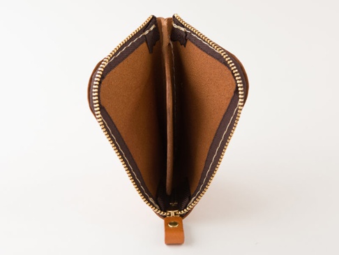 職人手作皮革分隔收納迷你錢包，棕色皮革材質，附有金色拉鍊及皮革拉頭，內部分為兩個隔層。