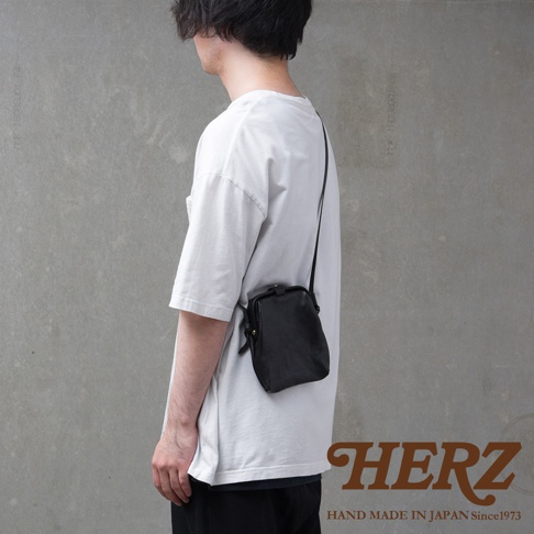 職人手作皮革Organ迷你杜勒斯側背包，黑色，柔軟皮革材質，配有細長肩帶，可斜挎於身體側面。