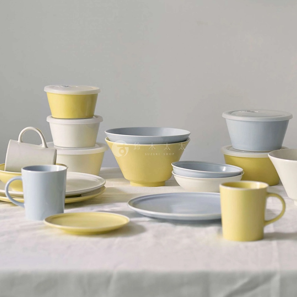 展示多個美濃燒簡約釉彩深碗、馬克杯及盤子，顏色包含淡黃、淺藍、白色，器皿造型圓潤，釉彩質感光滑。
