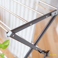 WY CO., LTD 品牌商標置於灰黑色晾曬架底部，展示部分金屬晾桿和摺疊結構