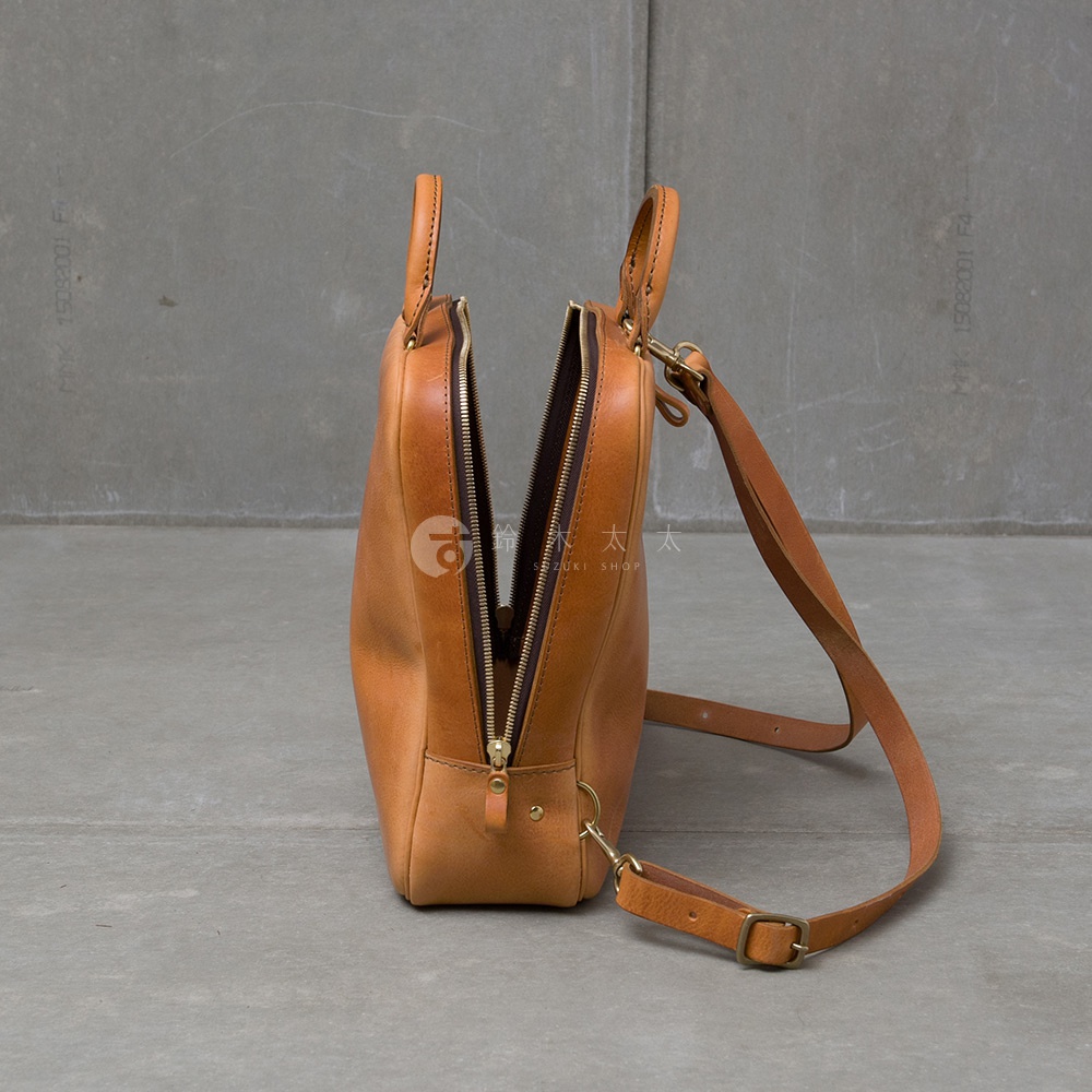職人手作皮革Organ商務後背包，側邊視角，展現包款自然的皮革紋理與金屬拉鍊細節