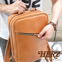 職人手作皮革長方型後背包，溫潤的棕褐色皮革，搭配黃銅色拉鍊與縫線，設計簡約，前方有拉鍊暗袋，適合日常攜帶。