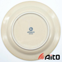 日式美濃燒葉紋復古甜點盤，淺米色調，盤底中央有藍色品牌標誌及產地說明。