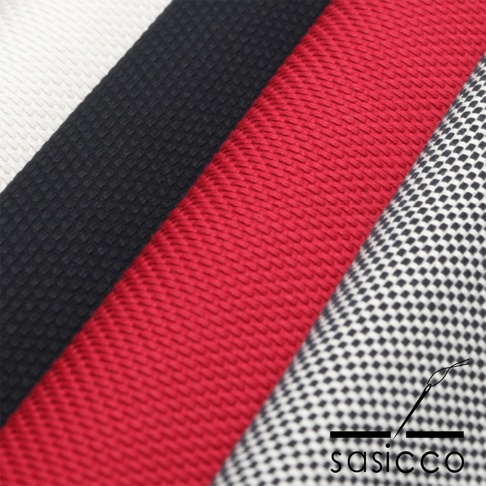 三河木綿刺子織布料，呈現黑、紅、白三種顏色，織紋清晰，質地紮實。