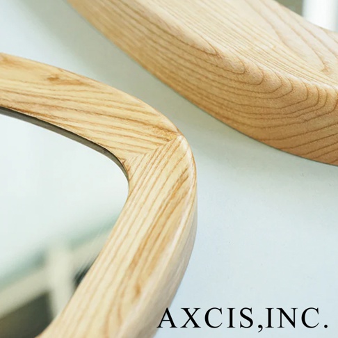 光滑的木質邊框環繞著鏡面，木紋清晰，呈現自然原色。