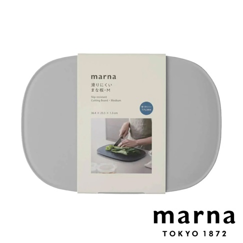 marna 銀灰色防滑砧板，尺寸為 36.4 x 25.5 x 1.3 公分。